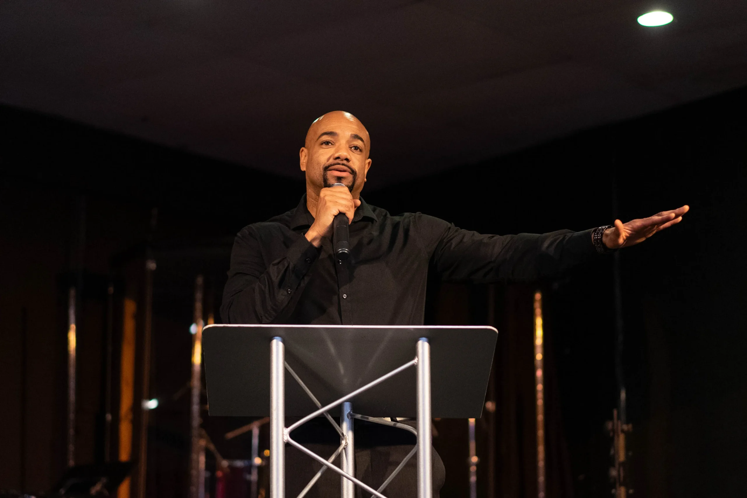 guest_speaking-img
